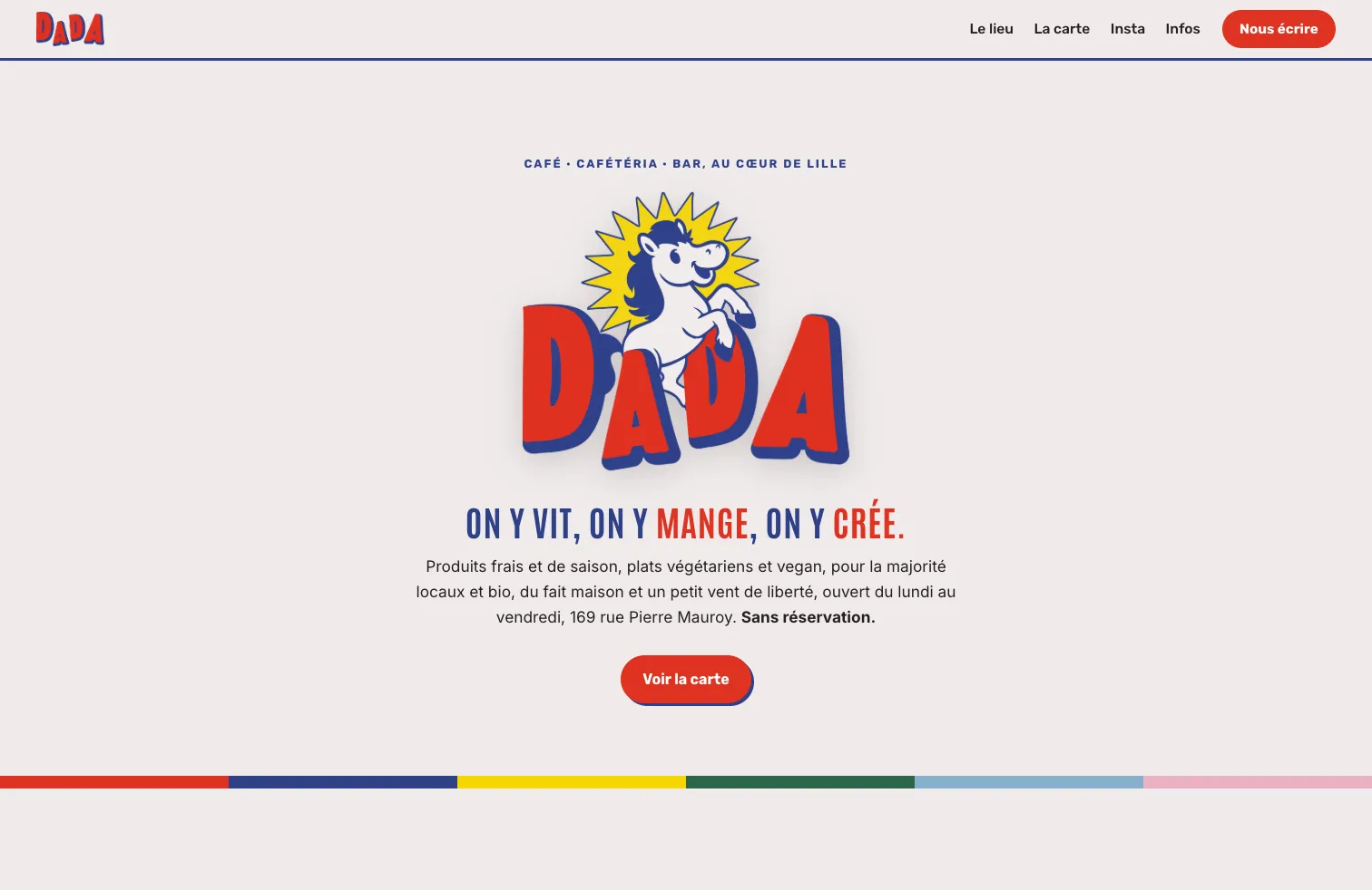 Site de DADA Cafétéria sur MacBook : logo au cheval, accroche On y vit, on y mange, on y crée